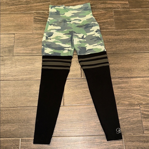 3 Bombshell leggings!! Size XS. Like new condition! - Picture 4 of 5